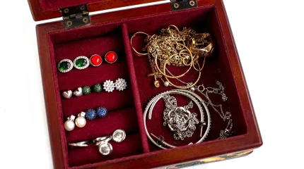 Түркістанда келіні енесінің 8,5 миллион теңгелік алтынын ұрлап, ломбардқа өткізген