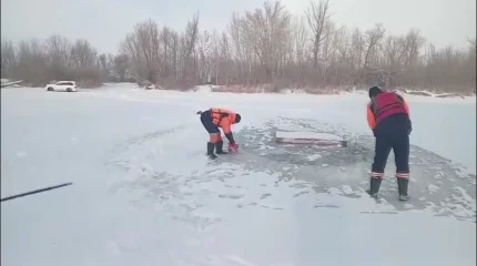 В Уральске на реке Чаган под лёд провалилась грузовая газель
