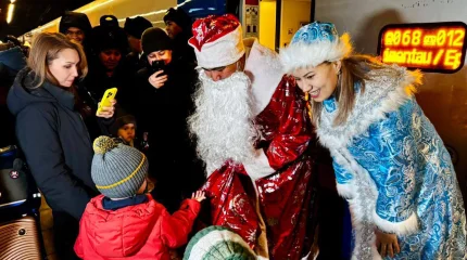 Дед Мороз и Снегурочка поздравляют пассажиров в поездах