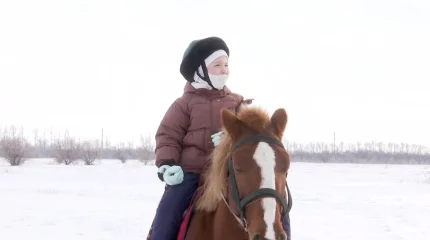 Павлодарлық 9 жасар Ясмина аттың құлағында ойнайды