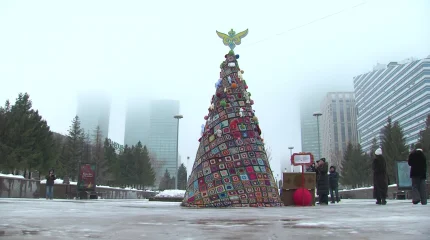 Эко-ёлка в стиле құрақ-көрпе объединила поколения и вышла на мировой уровень