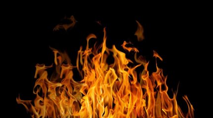 Өскеменде жас жігіт үш туысын балталап, үйді өртеп кеткен