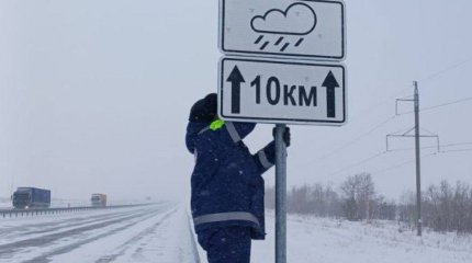 Қалың қар: Ақмолада полицейлер жолдарда бақылауды күшейтті