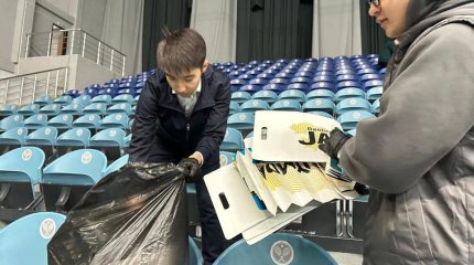 Зрители остались, чтобы убрать мусор после Кубка Дэвиса в Астане