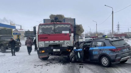 Патрульная машина попала под КамАЗ в Семее
