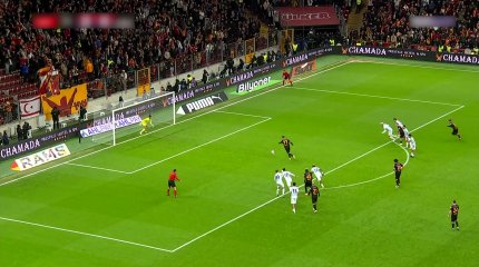 Футболшылар наразылық білдіріп, алаңнан кетіп қалды