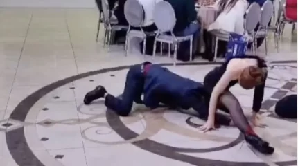 «Мынау не сұмдық»: тойда бойжеткеннің бұтының астынан өткен жігіт ұятқа қалды