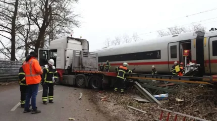 Германияда 300 жолаушысы бар жүрдек пойыз жүк көлігімен соқтығысты