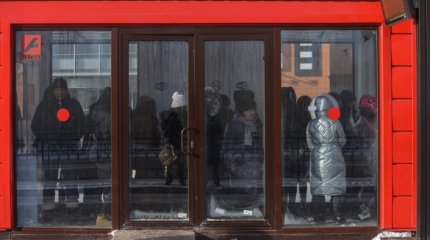 Астанада ер адам аялдаманың әйнегін басымен ұрып сындырған