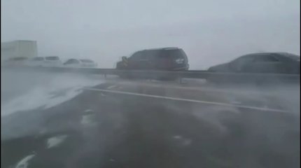 Почти две сотни машин скопились на трассе в районе Темиртау из-за непогоды