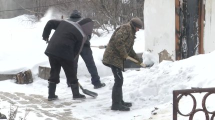 "АМАNАТ" партиясының өкілдері қарттарға көмек көрсетті