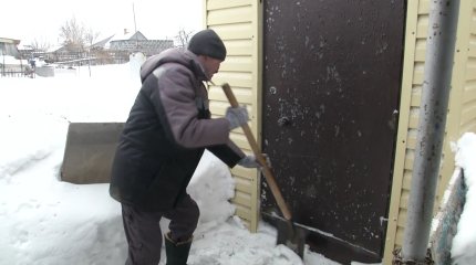 В городе Абай  активисты партии «AMANAT» помогли пожилым людям очистить дворы от снега