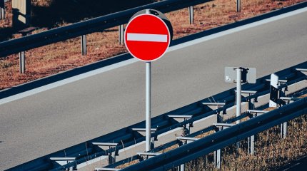 Дорожные знаки на 1,35 млн тенге украли с республиканских трасс в Казахстане