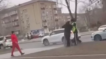 Драку мужчины и полицейского сняли на видео в центре Атырау