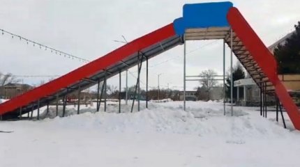 Рабочий насмерть разбился при демонтаже горки на площади в Костанайской области