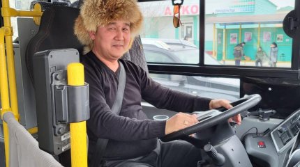 Водитель автобуса из Актау придумал, как отвлечь пассажиров от смартфонов