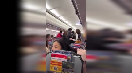 Қазақстандық әйелдер ұшақта төбелес шығарып, айыппұл арқалады