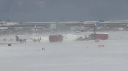 80 жолаушысы бар ұшақ әуежайда қонатын кезде аударылып қалды