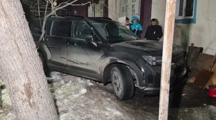 Алматыда жол талғамайтын көлік жеке үйдің қабырғасына соғылған