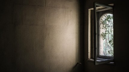 Пьяная постоялица гостиницы пыталась спрыгнуть из окна 3 этажа (ВИДЕО)