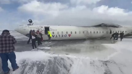 Перевернулся самолёт в Канаде – пострадало 18 человек
