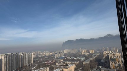 Огонь охватил 3000 квадратных метров склада в Алматы (ВИДЕО)