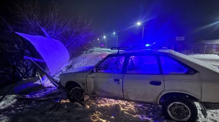 Водитель на большой скорости снес остановку в Семее