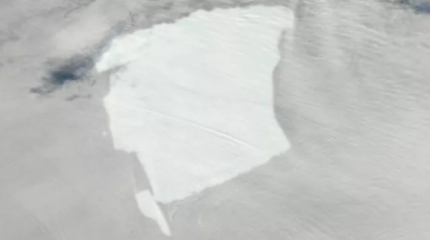От крупнейшего в мире айсберга откололся большой кусок