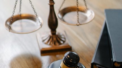 Астанчанина арестовали за пранк в лифте с игрушечным пистолетом