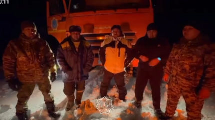 В области Ұлытау спасены трое местных жителей, застрявших в степи