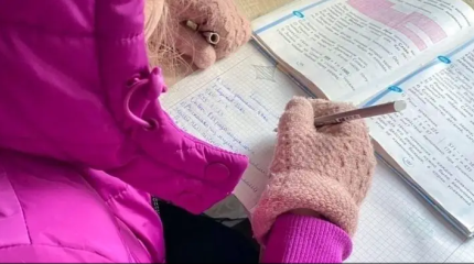 Ученики одной из школ Актау сидят на занятиях в куртках