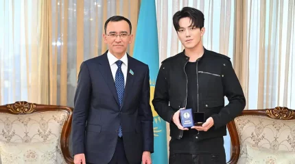 Димаш Құдайберген өзінің жаңа төсбелгісін алу үшін Сенатқа барған