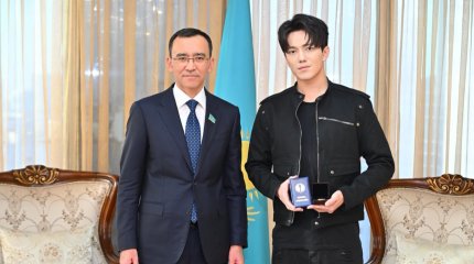 Димаш в Сенате: о цели визита знаменитости в Парламент рассказал Маулен Ашимбаев