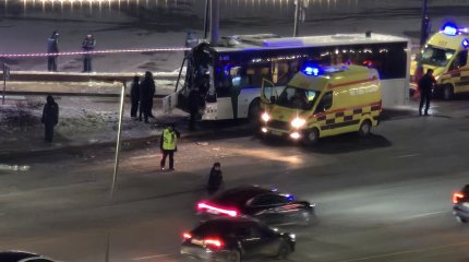 Пассажирский автобус врезался в столб в Астане