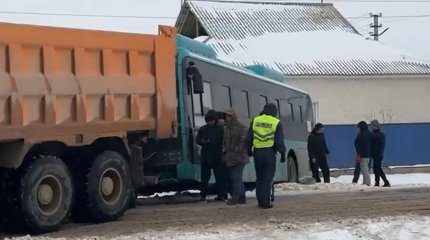 Пассажирский автобус слетел с дороги близ Актау