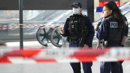 Один полицейский погиб и четверо ранены при нападении алжирца во Франции