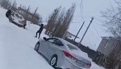 Снегопад бушует в Актобе: люди сами нанимают технику для расчистки снега