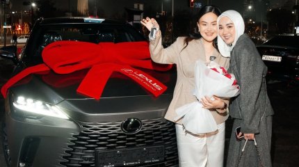 Фариза Төреәлі екі ұлы бар сіңлісіне күтпеген тосынсый жасады