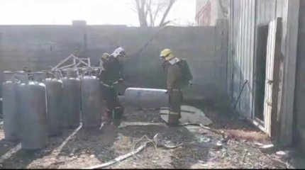 Цех с газовыми баллонами горел в Таразе: мужчина получил отравление