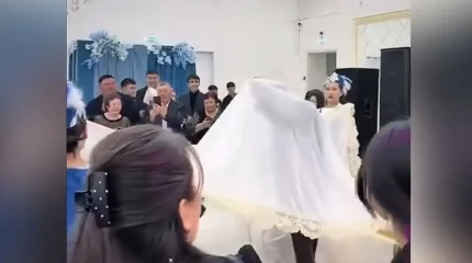 Беташарда қалыңдығымен бірге ақ орамалдың астына кіріп кеткен жігіт күлкіге қалды