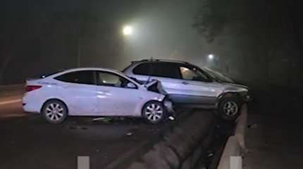 Алматыда екі көлік соғысып, бір жүргізуші  қашып кеткен