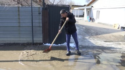 Жители микрорайона «Абай» в Наурызбайском районе Алматы самостоятельно устраняют последствия подтоплений