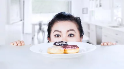 Почему даже после сытного обеда хочется сладкого, выяснили учёные