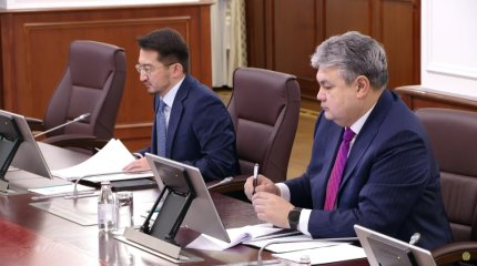 "Мемлекеттік аппараттағы артық адамдарды қысқарту керек", – О.Бектенов