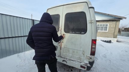 Барсетку с 1,4 млн тенге украли из машины в Костанайской области