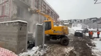 Алматыда заңсыз салынған үш қабатты ғимарат бұзылып жатыр