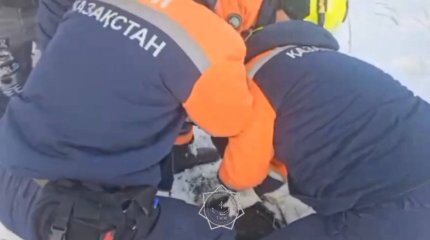 СҚО-да құтқарушылар ер адамды суға толы шұңқырдан шығарды