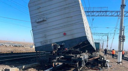 Грузовой вагон сошёл с рельсов на юге Казахстана