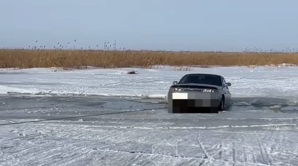 Трое костанайцев едва не утонули в авто на озере Кайбагор