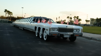 Бассейн и поле для гольфа: самый длинный автомобиль в мире попал в Книгу рекордов